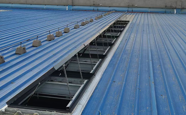 某城市大型商业综合体中庭凉州排烟窗工程